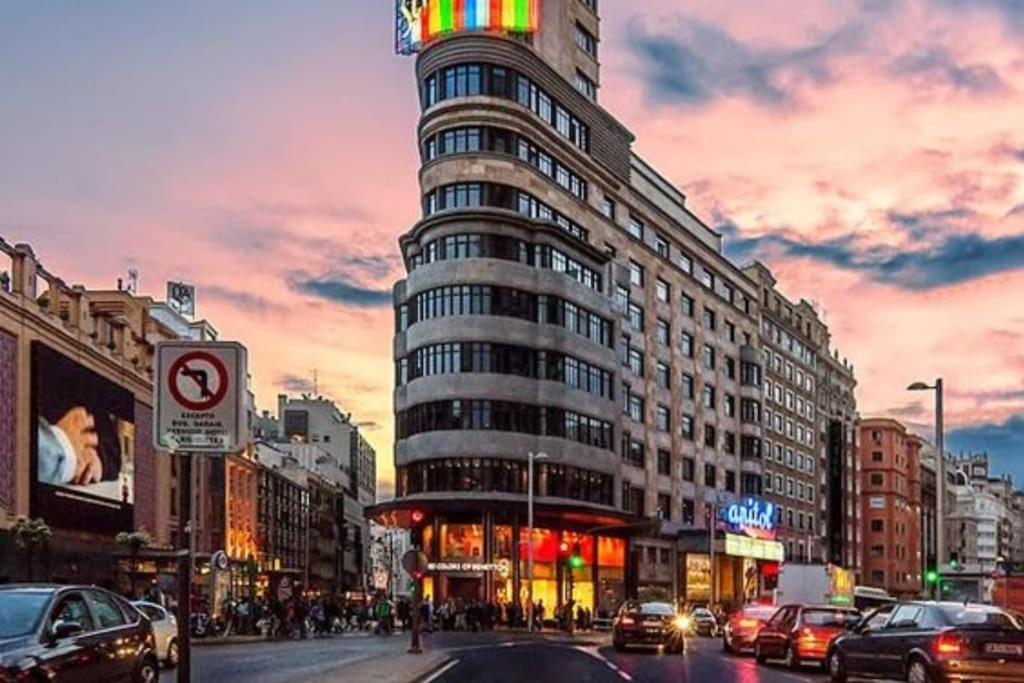 Alegria Urbana Cerca De Calle Alcala Madrid Bagian luar foto